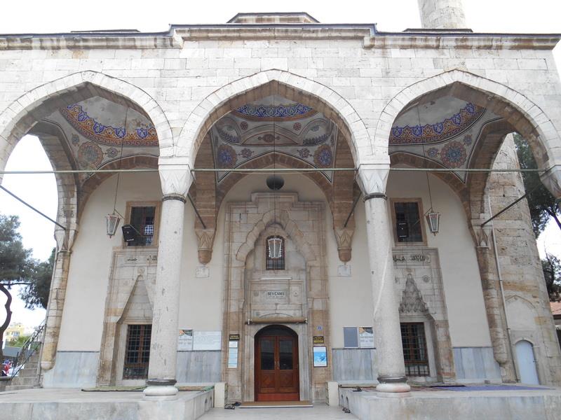 Aydın Bey Camii kesme taş mimarisi ve tarihi dokusu.